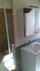 トレモリノスにあるApartamento Torremolinos zona Colinaのバスルーム(洗面台、鏡付)
