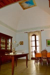 a dining room with a table and chairs and a dining room at Suites Piazza Umberto in Vignacastrisi