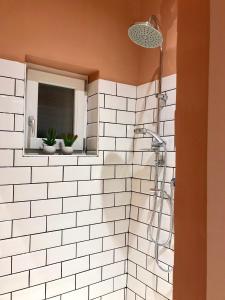 baño con ducha de azulejos blancos y ventana en TreSette Toledo, en Nápoles 74 fotos más