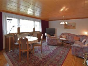 巴特利本施泰因的住宿－奇蹟公寓，客厅配有桌子和沙发
