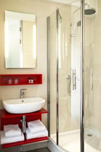 Bilik mandi di Hôtel Le Père Léon
