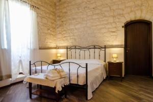 1 dormitorio con cama, mesa y ventana en Agriturismo Margione, en Módica