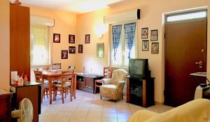 sala de estar con escritorio y comedor en VillaAnna Panoramico, en San Valentino in Abruzzo Citeriore