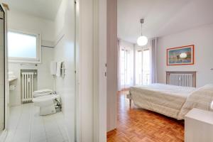 ヴェネツィアにあるPriuli Apartmentのベッドルーム1室(ベッド1台付)、バスルーム(トイレ付)