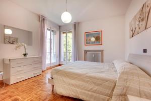 ein Schlafzimmer mit einem Bett, einer Kommode und einem Fenster in der Unterkunft Priuli Apartment in Venedig