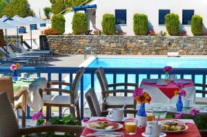 Бассейн в Emporios Bay Hotel Chios или поблизости