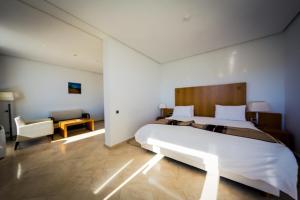 Gulta vai gultas numurā naktsmītnē Suites Hotel Mohammed V by Accor