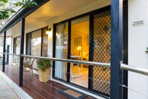 un balcone di una casa con porte in vetro di Courtsidecottage Bed and Breakfast a Euroa Altre 9 foto