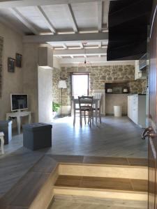 Ortignano Raggiolo的住宿－Iris Country House，厨房以及带桌椅的起居室。