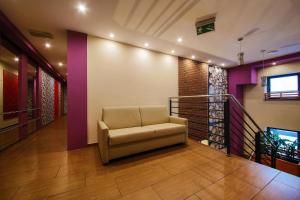 a living room with a couch in a room with purple walls at Apartamenty przy Głównym Deptaku in Wisła