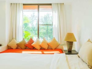 ein Schlafzimmer mit einem Bett und einem großen Fenster in der Unterkunft Away Las Tortugas at Hua Hin in Khao Tao