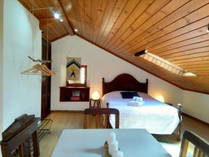 een slaapkamer met een bed en een houten plafond bij Sintra Central Loft in Sintra