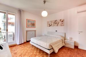 - une chambre avec un lit et une fenêtre dans l'établissement Priuli Apartment, à Venise