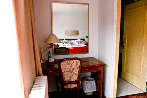 a small room with a chair and a lamp at Hotel Pintor Marsà in Tárrega