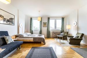 een woonkamer met een bed en een bank bij BpR Hello Hollo Apartment in Boedapest