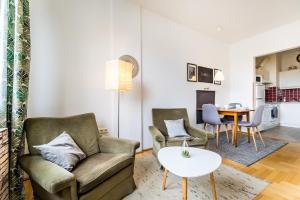 een woonkamer met een bank en een tafel bij BpR Hello Hollo Apartment in Boedapest