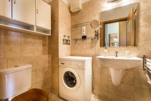 een badkamer met een wasmachine en een wastafel bij BpR Hello Hollo Apartment in Boedapest +19 foto's