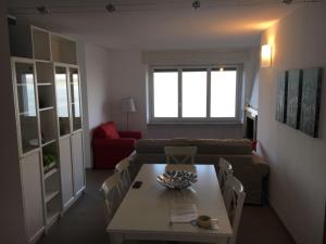 Posedenie v ubytovaní BMP APARTMENT GIOIOSA 1 terrazza vista Lago