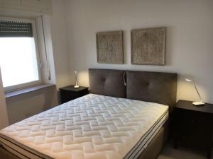 Posteľ alebo postele v izbe v ubytovaní BMP APARTMENT GIOIOSA 1 terrazza vista Lago