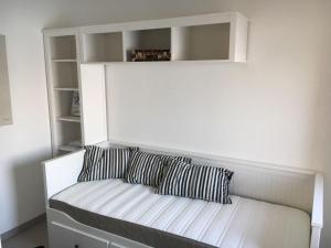 Posteľ alebo postele v izbe v ubytovaní BMP APARTMENT GIOIOSA 1 terrazza vista Lago