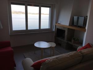 Televízia a/alebo spoločenská miestnosť v ubytovaní BMP APARTMENT GIOIOSA 1 terrazza vista Lago