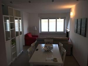Posedenie v ubytovaní BMP APARTMENT GIOIOSA 1 terrazza vista Lago