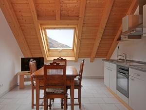 cocina con mesa, sillas y ventana en Ferienwohnung Graf, en Vogtsburg