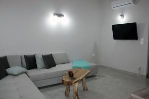 Televízia a/alebo spoločenská miestnosť v ubytovaní Miva Sea View