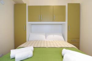 ニースにあるSuite Halevy 5 stars Holiday Houseのベッドルーム1室(ベッド1台、枕2つ付)