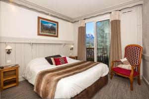 Postel nebo postele na pokoji v ubytování Hôtel & Spa Les Bartavelles