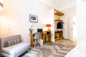 Televízia a/alebo spoločenská miestnosť v ubytovaní Eccelso Hotel
