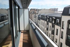 einen Balkon eines Gebäudes mit Stadtblick in der Unterkunft Appartements Paris Boulogne in Boulogne-Billancourt