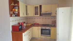 Kuchyň nebo kuchyňský kout v ubytování Apartmani Barbara App2