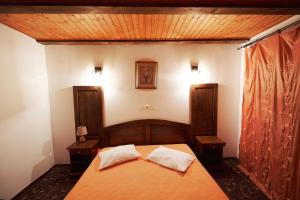 En eller flere senge i et værelse på Drumul Dragostei
