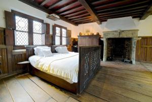 1 dormitorio con 1 cama y chimenea en Guest House Nuit Blanche, en Brujas