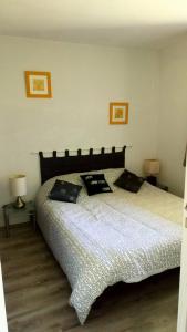 a bedroom with a bed with pillows on it at Appartement de 30m2 dans Résidence à proximité d'Honfleur in Équemauville +13 photos