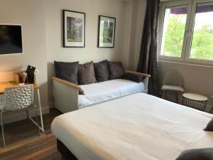 Postel nebo postele na pokoji v ubytování Hôtel Beau Rivage