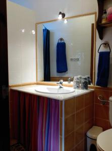 a bathroom with a sink and a mirror at Bonito apartamento in Las Negras