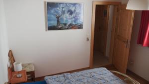 Postel nebo postele na pokoji v ubytování BnB Ernesto Langwies - NOT Davos