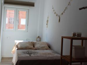 バレンシアにあるModerno Apartamento en la playa del Cabanyalのベッドルーム(ベッド1台、窓付)