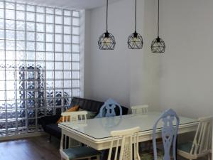 バレンシアにあるModerno Apartamento en la playa del Cabanyalのダイニングルーム(白いテーブル、椅子付)