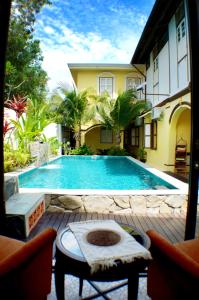 uma piscina em frente a uma casa em Casugria Dutch Residence 1810 em Malaca