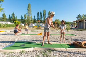 Φωτογραφία από το άλμπουμ του Camping Officiel Siblu Les Rives de Condrieu σε Condrieu +33 φωτογραφίες