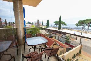 阿德列爾的住宿－Karap Hotel，阳台配有桌椅,享有海景。