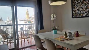 jadalnia ze stołem i dużym oknem w obiekcie apartamento centrico y luminoso w mieście Estepona