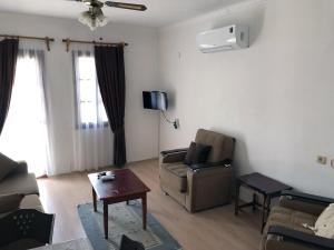 カルカンにあるSwan Apartmentsのリビングルーム(ソファ、椅子付)
