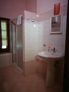un baño con lavabo y ducha en Sa Crannaccia, en Cabras