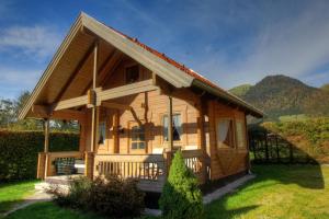 ein kleines Holzhaus auf einem Grasfeld in der Unterkunft Mountain Inn Chalets & Apartments in Walchsee