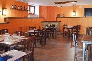 A restaurant or other place to eat at B&B Villa Filomena by Dimorra