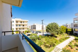 balcone con vista su un parcheggio di Cozy Guest House a Rethymno